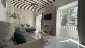 Deluxe apartman, 1 hálószobával, kilátással a városra | Nappalirész | Síkképernyős tévé