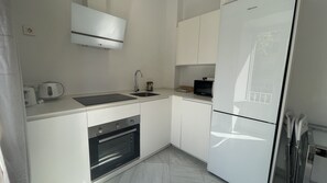 Mini-fridge, microwave, stovetop, dishwasher - Adriano by Global (Seville)