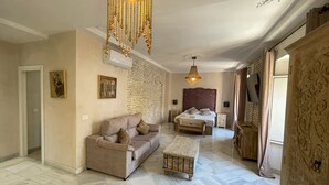 Une pièce spacieuse comprenant un grand lit, un canapé, une table basse et un téléviseur.