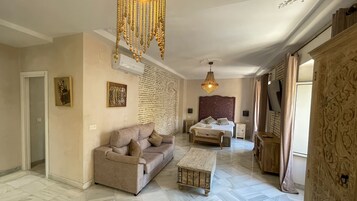 Deluxe apartman, 1 hálószobával, kilátással a városra | Nappalirész | Síkképernyős tévé