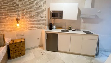 Minihűtő, mikrohullámú sütő, főzőlap és mosogatógép