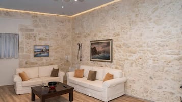 2 bedrooms, desk, soundproofing