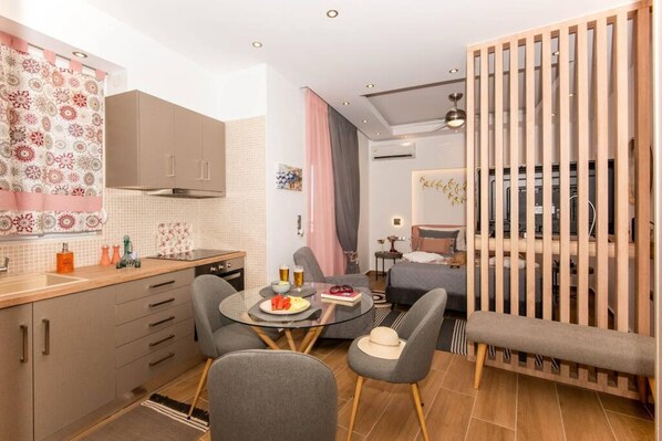 Apartment, Smoking | 1 bedroom, desk