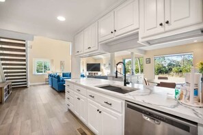 雪櫃、微波爐、焗爐、爐具