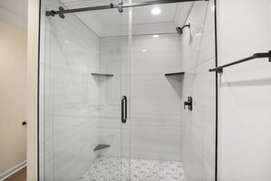 Shower, hair dryer, towels, shampoo - 418 Skimmer Cove (Fripp Island)