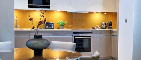 Luxury-Apartment, 2 Schlafzimmer | Eigene Küche | Kühlschrank, Mikrowelle, Ofen, Herdplatte
