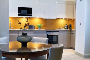 Luxury Apartment, 2 Bedrooms | Private kitchen | Fridge, microwave, oven, stovetop - Cheval Calico House (London)