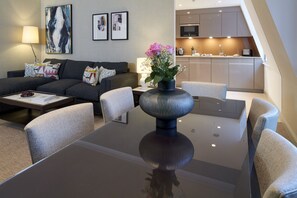 Leilighet – deluxe, 2 soverom | Oppholdsområde | En 50-tommers smart-TV med digitale kanaler