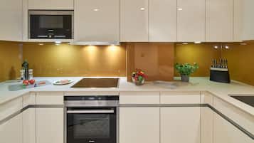 Apartamento superior, 1 quarto | Cozinha privada | Geladeira, micro-ondas, fogão, cooktop