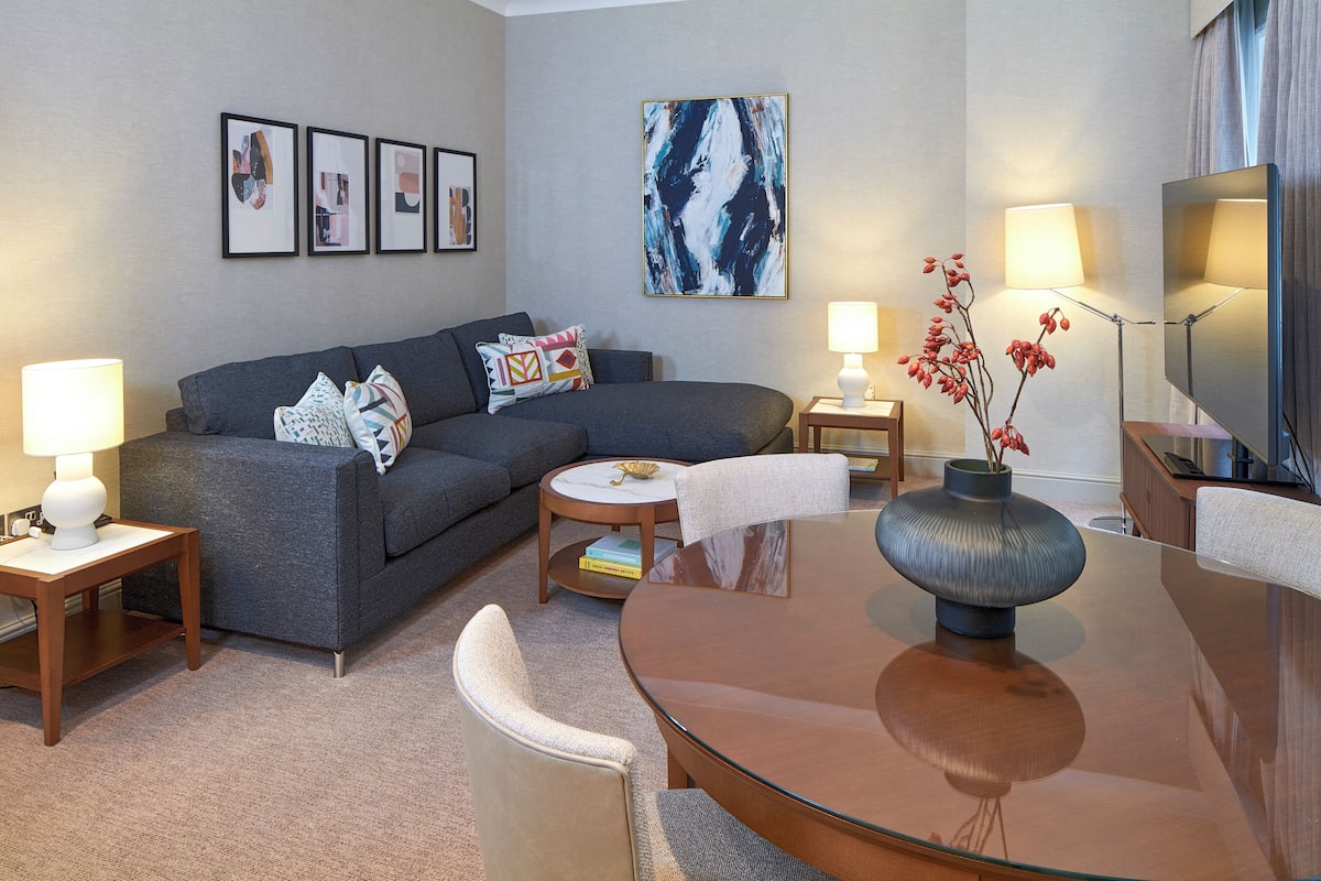 Appartamento Luxury, 2 camere da letto | Area soggiorno | Smart TV 50 pollici con canali digitali