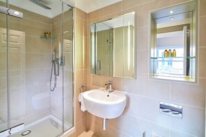 Luxury Apartment, 2 Bedrooms | Bathroom | Free toiletries, hair dryer, bathrobes, slippers - Cheval Calico House (London)