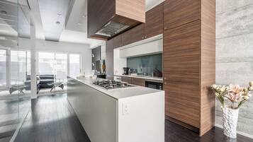 Casa luxo, 4 quartos, terraço | Cozinha privada | Geladeira grande, micro-ondas, fogão, cooktop