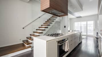 Casa luxo, 4 quartos, terraço | Cozinha privada | Geladeira grande, micro-ondas, fogão, cooktop