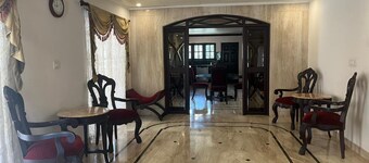 6 luxurious bedrooms with AC, WiFi, common lounge area & garden