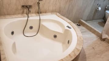 Secador de pelo, toallas, jabón, papel higiénico