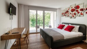 Apartemen Desain, patio, pemandangan kebun | 1 kamar tidur, selimut bulu angsa, dan setrika/meja setrika