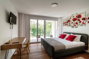 1 bedroom, down duvets, iron/ironing board, free WiFi - Linda Terrace (Locarno)