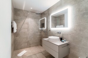 Design Apartment, Patio, Garden View | Bathroom | Shower, hair dryer, towels - Linda Terrace  (Locarno)