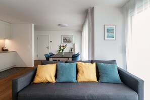 Leilighet – design, terrasse, hageutsikt | Oppholdsområde | En 32-tommers Flatskjerm-TV med Parabol-TV