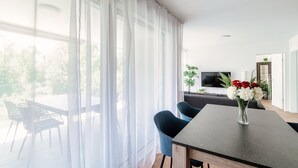 Apartemen Desain, patio, pemandangan kebun | Area keluarga | Televisi layar datar 32-inci dengan saluran TV satelit