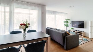 Apartemen Desain, patio, pemandangan kebun | Area keluarga | Televisi layar datar 32-inci dengan saluran TV satelit