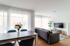 Lägenhet Design - uteplats - utsikt mot trädgården | Vardagsrum | 32-tums platt-tv med satellitkanaler