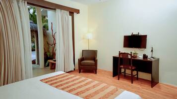 Minibar, in-room safe, laptop workspace, iron/ironing board