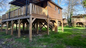 A wooden cabin with a deck and a covered upper level, supported by stilts. - VVF Les Sableaux à Noirmoutier  (Noirmoutier-en-l'Ile)