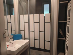 Lodge 3 Pièces 4 Personnes 1  bébé Piloti Casane | Bathroom | Shower, towels