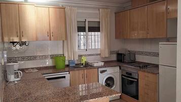 Een koelkast, een magnetron, een oven, een kookplaat