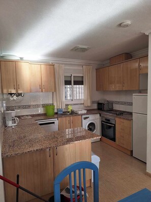 Jääkaappi, mikroaaltouuni, uuni, liesi