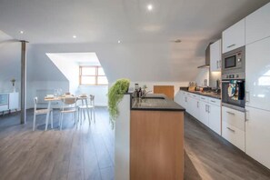 Micro-ondes, four, plaque de cuisson, lave-vaisselle