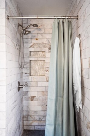 Shower, hair dryer, towels, shampoo - Family Fun! Sleeps 12 | Pool | Fire Pit | PuttPutt (Oro Valley)