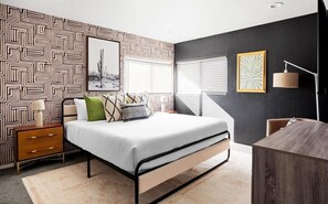 5 chambres, bureau, fer et planche à repasser, lit de bébé portatif