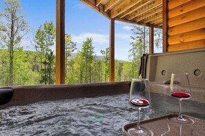 Spa - Upscale 4 Bedroom Amazing View, Hot Tub, Arcade/Theater, No Winding Roads! (Sevierville)