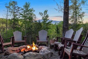 Property grounds - Upscale 4 Bedroom Amazing View, Hot Tub, Arcade/Theater, No Winding Roads! (Sevierville)