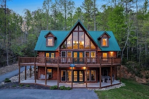Exterior - Upscale 4 Bedroom Amazing View, Hot Tub, Arcade/Theater, No Winding Roads! (Sevierville)