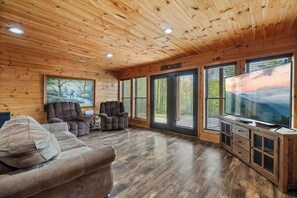 Smart TV, fireplace, DVD player - Upscale 4 Bedroom Amazing View, Hot Tub, Arcade/Theater, No Winding Roads! (Sevierville)