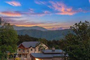 Exterior - Brand New, indoor pool, outdoor picnic/firepit, Views, Pool table hot tub. (Sevierville)