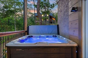 Outdoor spa tub - Brand New, indoor pool, outdoor picnic/firepit, Views, Pool table hot tub. (Sevierville)