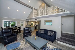 Smart TV, books, stereo - The Better Knott Lodge - Lakefront Toledo Bend! (Many)