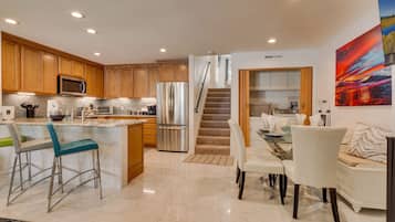 Réfrigérateur, micro-ondes, four, plaque de cuisson