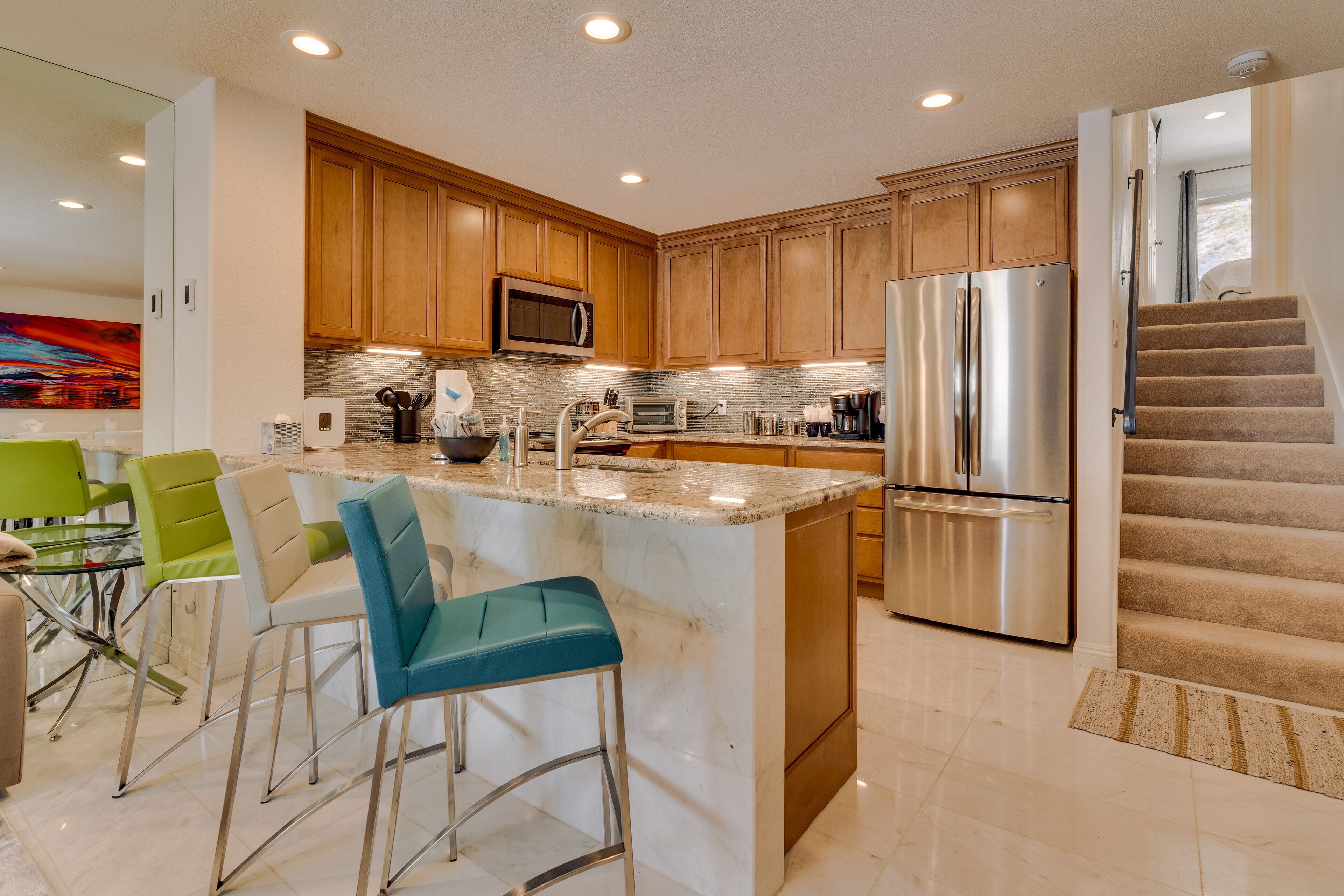 Coffee/tea maker, fridge, microwave, oven