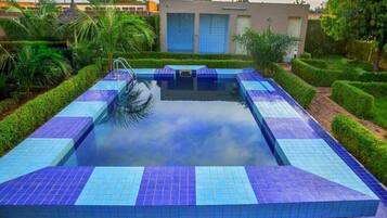 3 outdoor pools