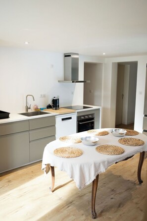Réfrigérateur, four à micro-ondes, un four, surface de cuisson