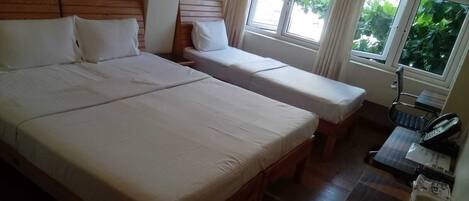 7 bedrooms, WiFi, bed sheets