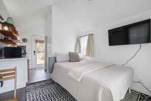 1 bedroom, WiFi, bed sheets - North Star Nook - pet friendly tiny home! (Kendall County)