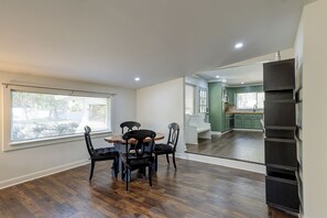 Dining - 1 Dove Street - New to Rental Market & Vrbo- 4 Minute walk to the Beach. (Hilton Head Island)