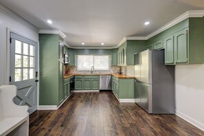 冷蔵庫、電子レンジ、オーブン、コンロ