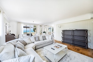 TV - Luxury Lake Front Catullo A2 by Wonderful Italy (Sirmione)